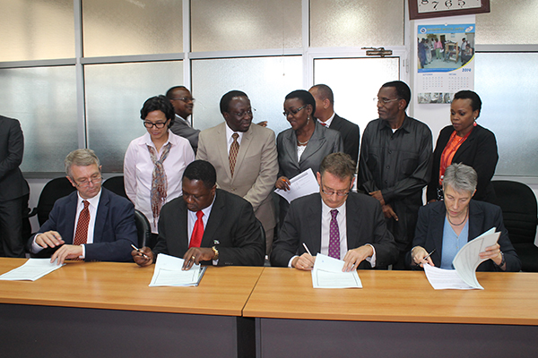 World Bank Group Managing Director Sri Mulyani Indrawati witnessing the signing of the Memorandum of Understanding (MOU): From left to right - Phillipe Dongier, World Bank Country Director for Tanzania, Uganda and Burundi; Dr. Shaabani Mwinjakah, the Permanent Secretary, Ministry of Transport; David Stanton, Director General, TradeMark Africa and Ms. Ros Cooper, Acting Head of Office, DFID Tanzania, to increase the cooperation in the development of Dar es Salaam Port.