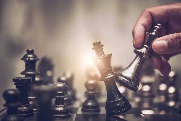Hand,Of,Businessman,Moving,Chess,Figure,In,Competition,Success,Play
