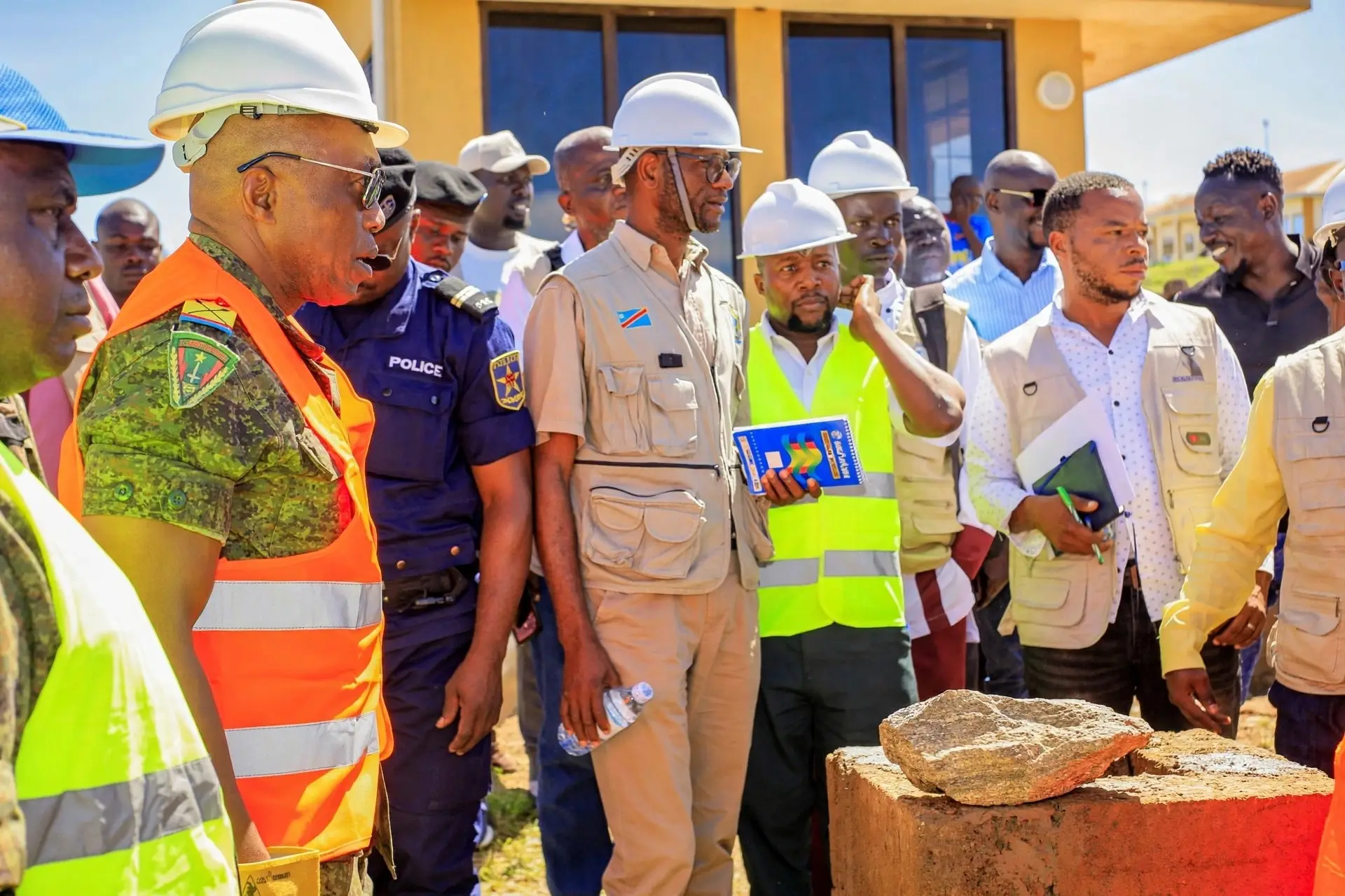 Des responsables de la RDC et de l’Ouganda sur le site du pont, à la frontière de Mahagi-Goli